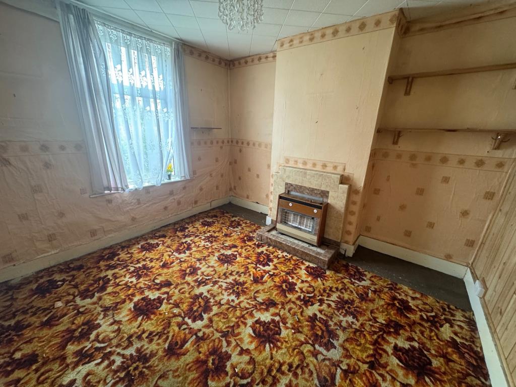 Lot: 56 - END-TERRACE HOUSE FOR IMPROVEMENT - Living room